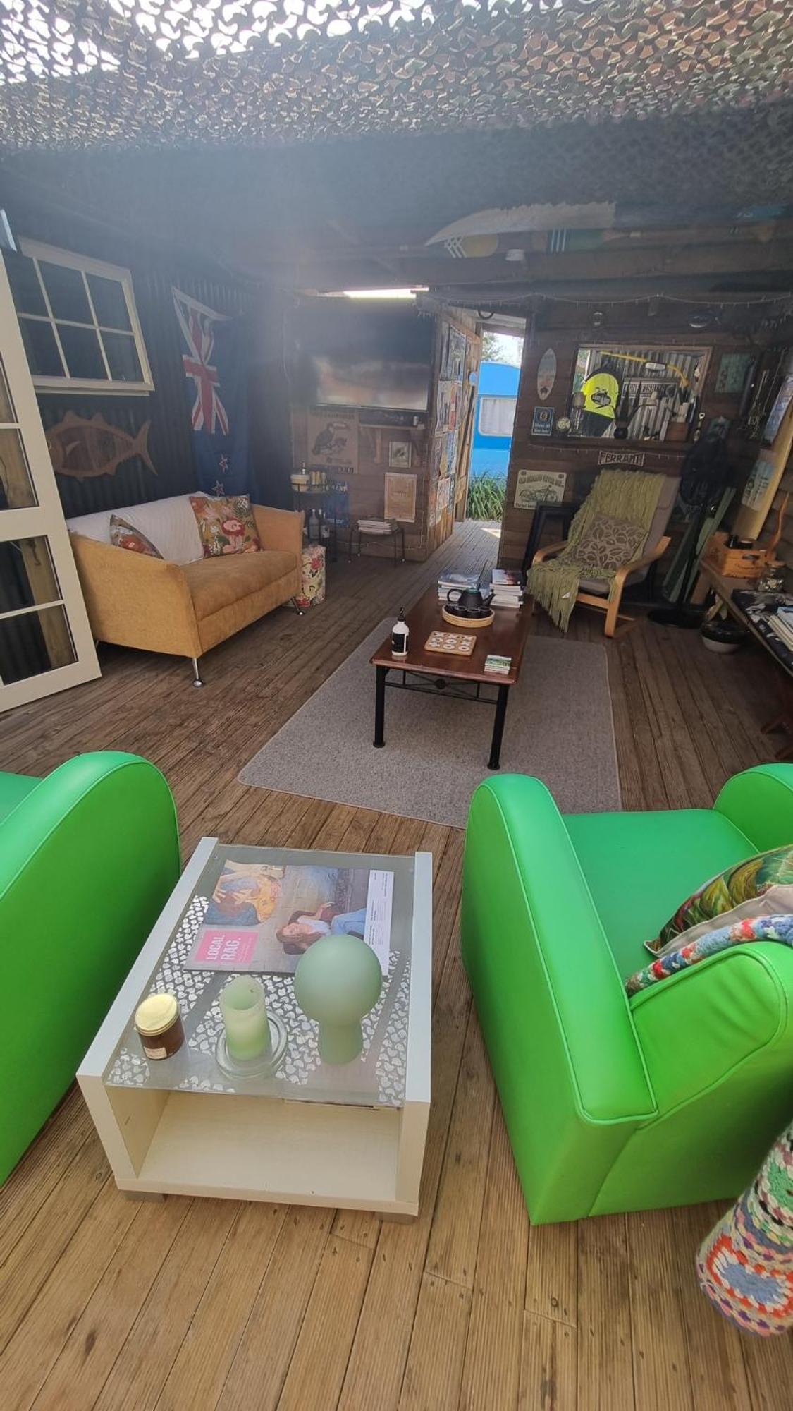 Raglan West Retro Beach Vibe Accommodation Buitenkant foto