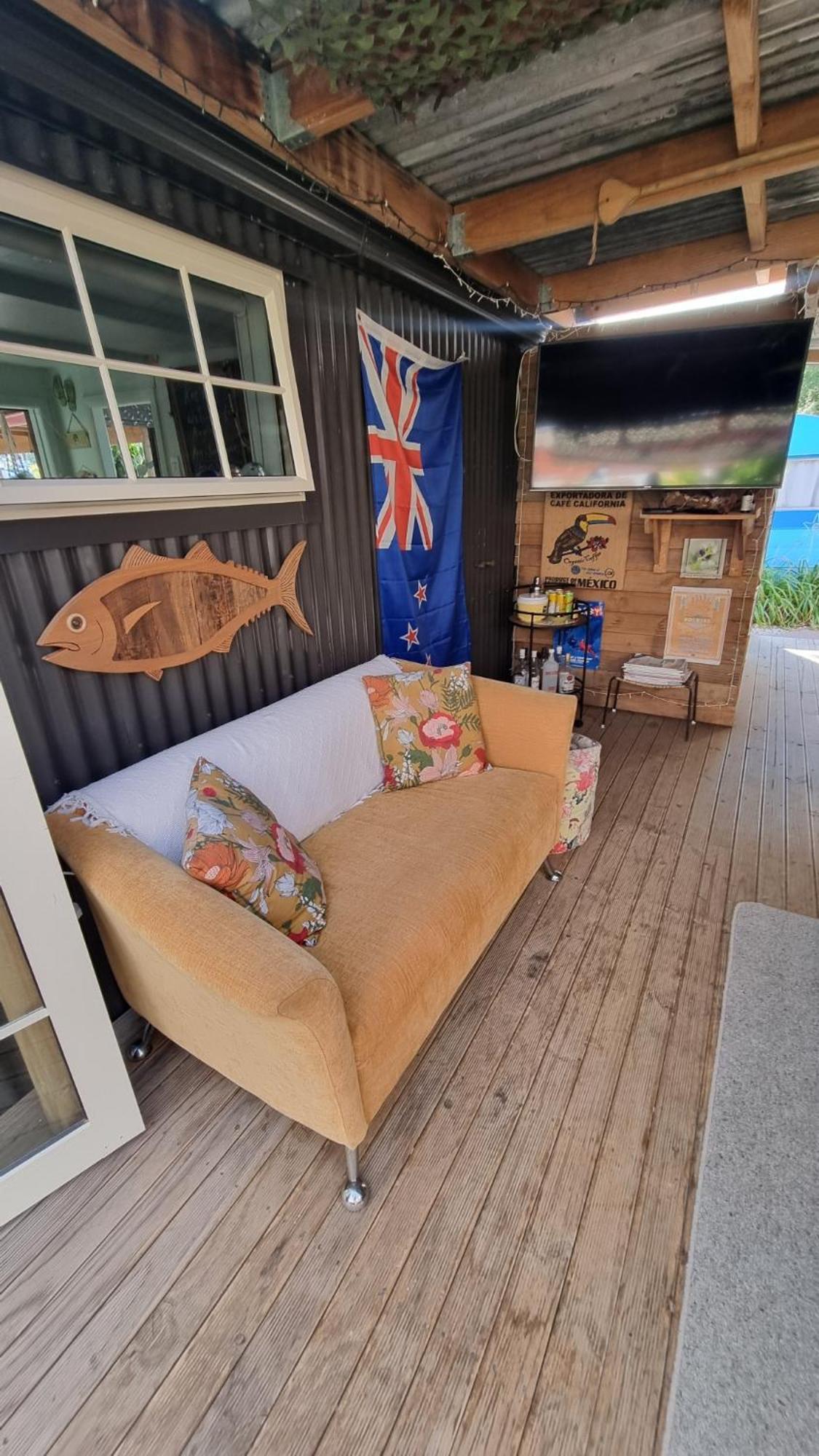 Raglan West Retro Beach Vibe Accommodation Buitenkant foto